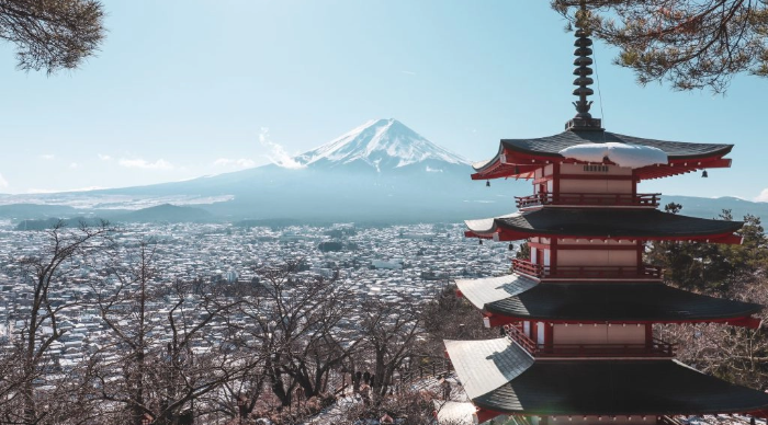 塔と山
