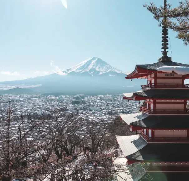 背景に富士山がある五重塔