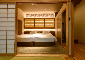 宿泊施設の部屋内にあるベッドの写真
