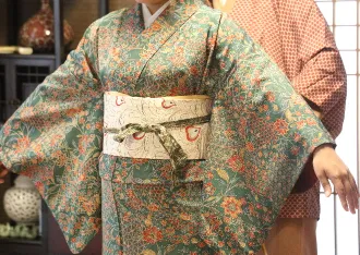 着物を着た女性2人の写真